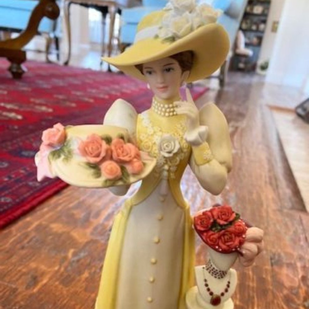 Vintage 2005 Avon MRS. ALBEE Figurine *full + mini* YELLOW DRESS * Hats w/ ROSES